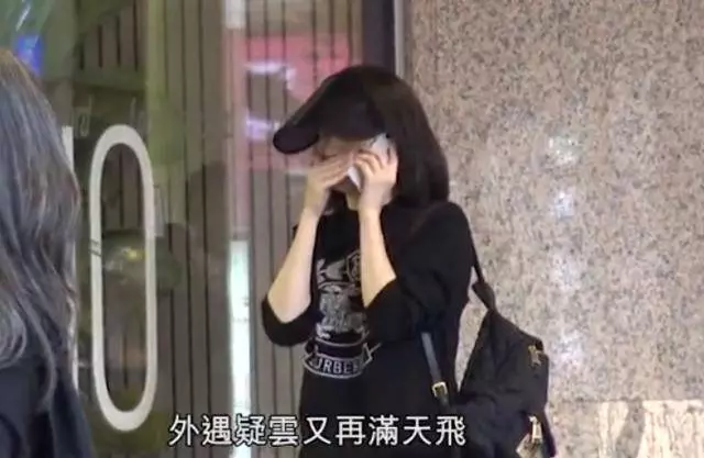 港媒曝洪欣近照一夜老了10歲,不停打電話心事重重好憔悴!