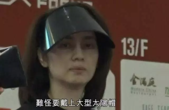 港媒曝洪欣近照一夜老了10歲,不停打電話心事重重好憔悴!