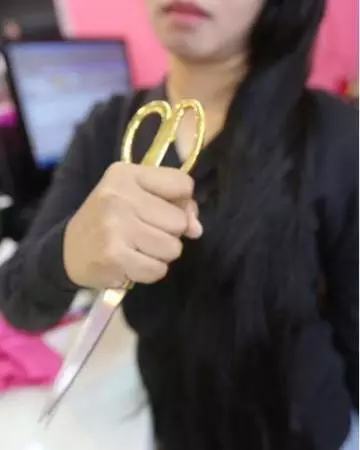 【新加坡】 女子持利器剪刀 男揮拳 巴士轉換站大鬧1小時 雙雙濺血 !