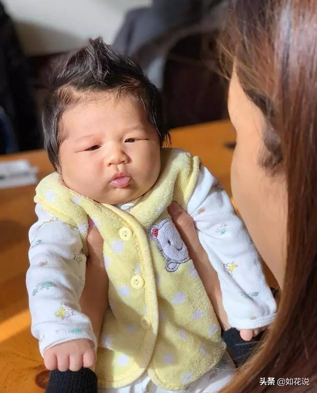 鍾嘉欣生日曬母子合照,半歲Jared顏值飆升,撞臉胡杏兒兒子