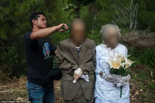 印尼拖拉雅族「超特殊清明儀式」 親手開棺「把亡者叫起來」還幫遺體幫穿新衣上街開趴!