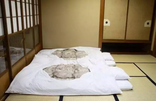 為何日本人喜歡睡地板,不喜歡睡床鋪呢?導遊:有3個原因!