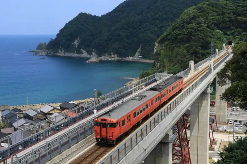 全日本可以看見海的鐵路線10選,美到想中途下車!