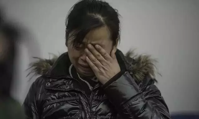 女子半年流產三次,婆婆怒趕她走,三年後抱孫子去炫耀,進門傻住