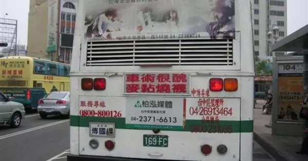 台中公車驚現「下頭糞請魯...」超神祕告示 網友盯看5分鐘「恍然大悟」:司機有夠貼心!