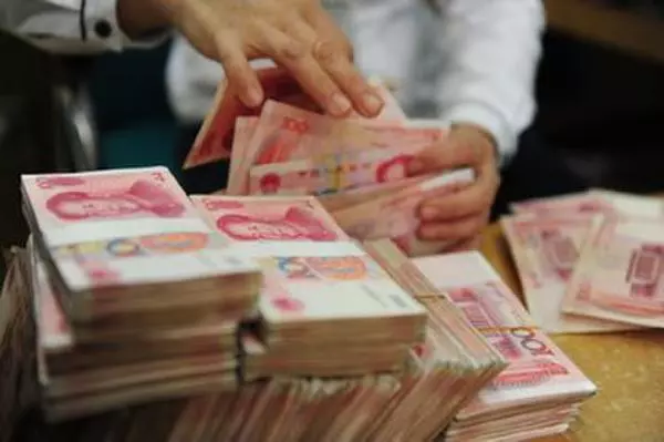 丈夫為了不回家,每月給妻子30萬,妻子打破家中花瓶後,明白了