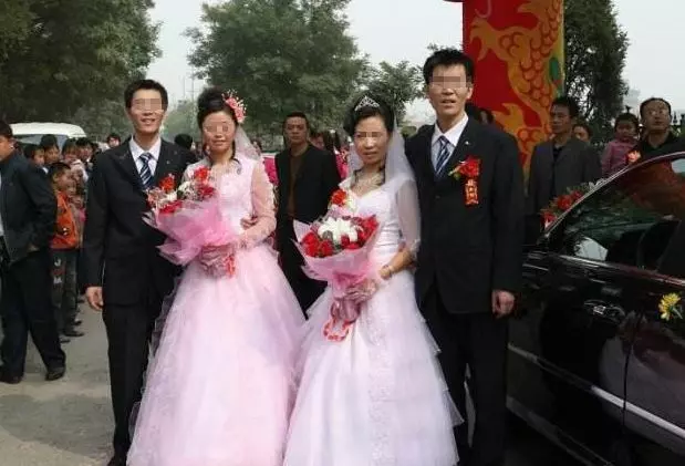 雙胞胎兄弟,一個娶美女一個娶醜女,五年後哥倆相見,天壤之別