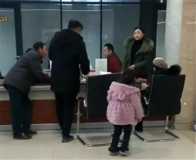女兒陪爸爸辦離婚,媽媽沒有看孩子一眼,孩子的表現讓人淚目