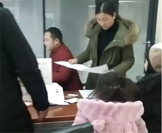 女兒陪爸爸辦離婚,媽媽沒有看孩子一眼,孩子的表現讓人淚目