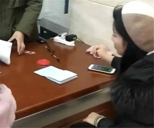 女兒陪爸爸辦離婚,媽媽沒有看孩子一眼,孩子的表現讓人淚目
