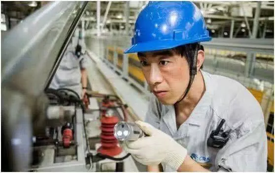 老闆辭世,員工帶3萬借條上門,老闆娘滑開手機,員工爆淚