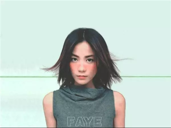 王菲的「唇顎裂女兒」11歲了!自信破表、漂亮樣貌,真的完全不輸當年的王菲!