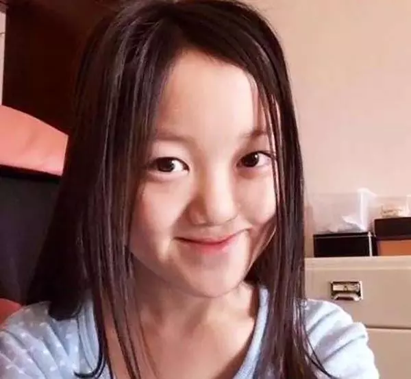 王菲的「唇顎裂女兒」11歲了!自信破表、漂亮樣貌,真的完全不輸當年的王菲!