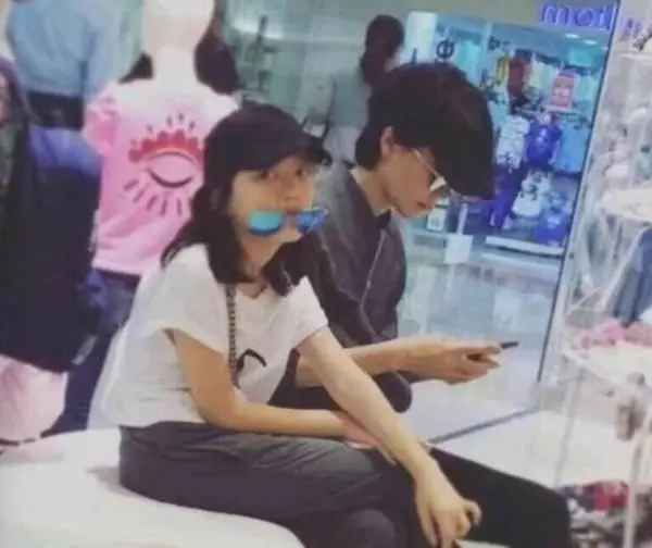 王菲的「唇顎裂女兒」11歲了!自信破表、漂亮樣貌,真的完全不輸當年的王菲!