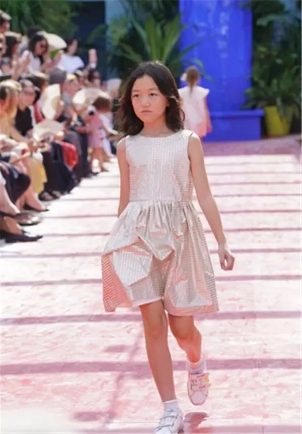 王菲的「唇顎裂女兒」11歲了!自信破表、漂亮樣貌,真的完全不輸當年的王菲!