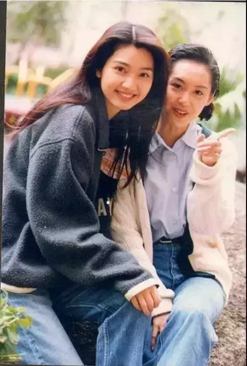 洪欣刪微博後首現身:黑眼圈像熊貓,眼睛腫的剛哭過,一路捂著臉