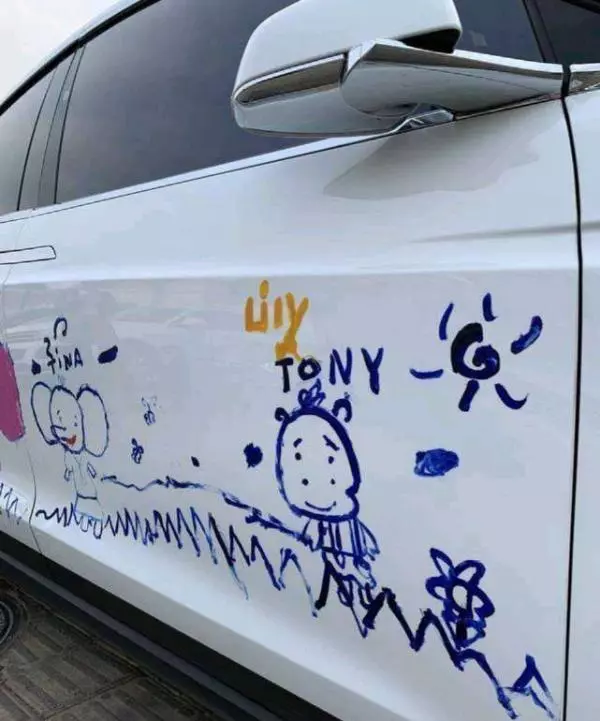 百萬豪車遭自己孩子塗畫,父親淡定上街炫耀,路人紛紛搶著合照