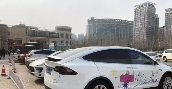 百萬豪車遭自己孩子塗畫,父親淡定上街炫耀,路人紛紛搶著合照