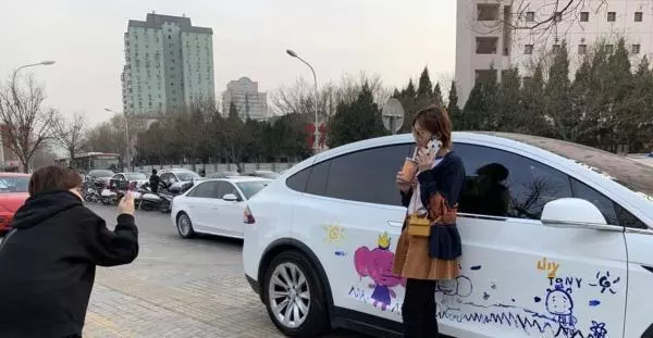 百萬豪車遭自己孩子塗畫,父親淡定上街炫耀,路人紛紛搶著合照