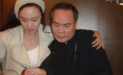 曾是金牌編劇,與妻子相識三天求婚,65歲墜樓身亡妻子守寡八年