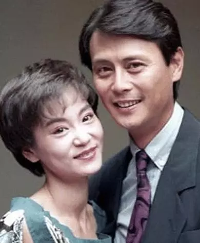 曾是金牌編劇,與妻子相識三天求婚,65歲墜樓身亡妻子守寡八年