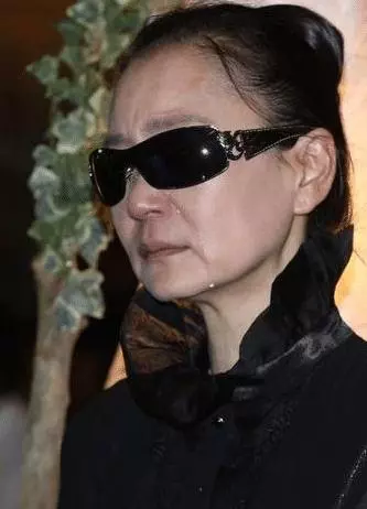曾是金牌編劇,與妻子相識三天求婚,65歲墜樓身亡妻子守寡八年