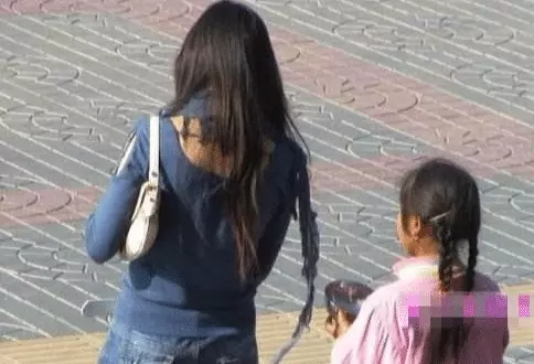 女兒走失兩年路上認出媽媽, 媽媽卻拒絕相認, 網友: 做得對