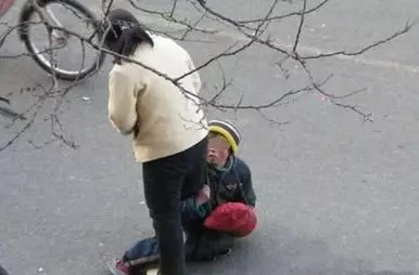 女兒走失兩年路上認出媽媽, 媽媽卻拒絕相認, 網友: 做得對