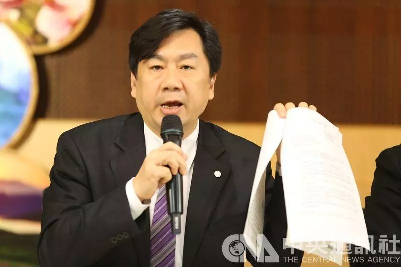 拿中國身分證!他被廢台籍「健保、退休金全沒了」怒告違憲 內政部「霸氣反擊」要給他好看
