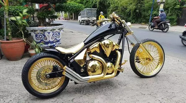 金鏈哥再次閃亮登場!! 這次買了金帽子 過後就被警察帶走了!!