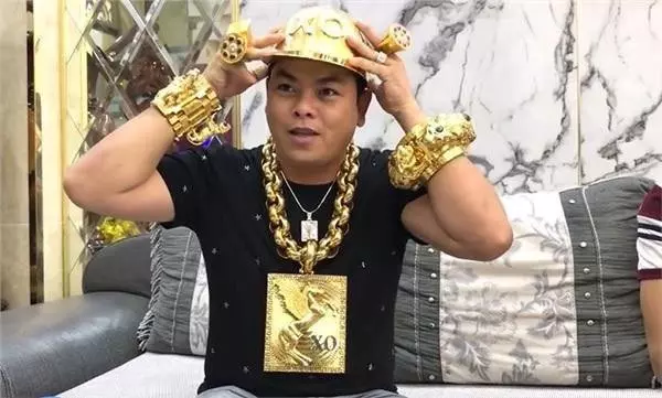 金鏈哥再次閃亮登場!! 這次買了金帽子 過後就被警察帶走了!!