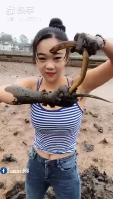 辣妹網紅徒手捕魚超敢穿!她「脖子紅領巾」竟被中國通緝抓去關...原因曝:玻璃碎光!