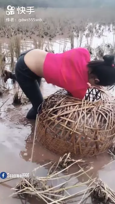 辣妹網紅徒手捕魚超敢穿!她「脖子紅領巾」竟被中國通緝抓去關...原因曝:玻璃碎光!