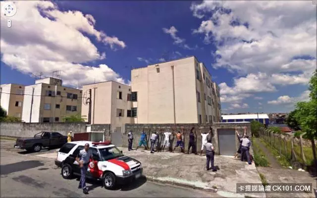 那台車裝的是屍體嗎...14張超詭異恐怖的Google街景圖 想不到外星人也不小心入鏡了...