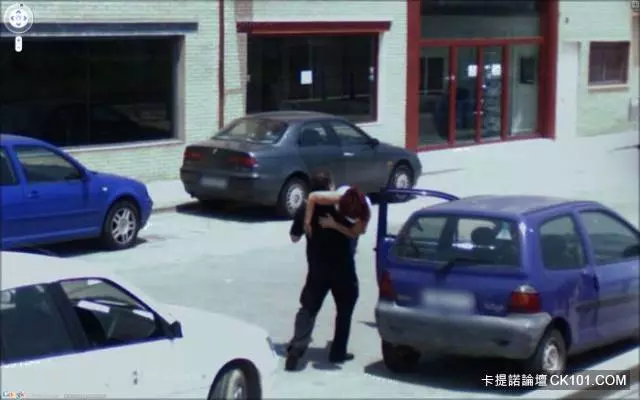 那台車裝的是屍體嗎...14張超詭異恐怖的Google街景圖 想不到外星人也不小心入鏡了...