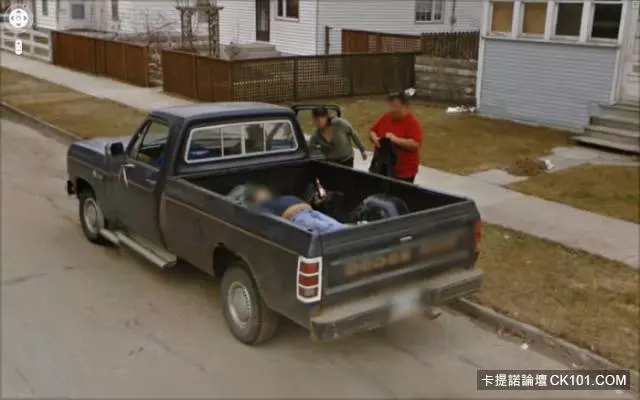 那台車裝的是屍體嗎...14張超詭異恐怖的Google街景圖 想不到外星人也不小心入鏡了...