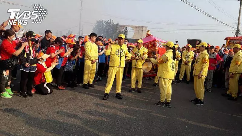 國小學生高喊「白沙屯媽祖我愛您」鑾轎秒轉身進校園 信徒曝「娘娘對囡仔超疼愛」舉動感動眾人