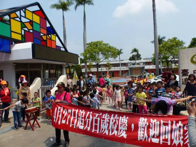 國小學生高喊「白沙屯媽祖我愛您」鑾轎秒轉身進校園 信徒曝「娘娘對囡仔超疼愛」舉動感動眾人