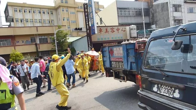 國小學生高喊「白沙屯媽祖我愛您」鑾轎秒轉身進校園 信徒曝「娘娘對囡仔超疼愛」舉動感動眾人