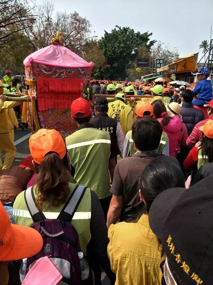 國小學生高喊「白沙屯媽祖我愛您」鑾轎秒轉身進校園 信徒曝「娘娘對囡仔超疼愛」舉動感動眾人
