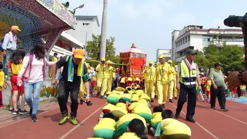 國小學生高喊「白沙屯媽祖我愛您」鑾轎秒轉身進校園 信徒曝「娘娘對囡仔超疼愛」舉動感動眾人