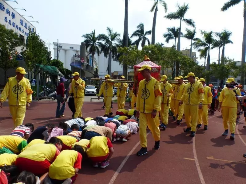 國小學生高喊「白沙屯媽祖我愛您」鑾轎秒轉身進校園 信徒曝「娘娘對囡仔超疼愛」舉動感動眾人
