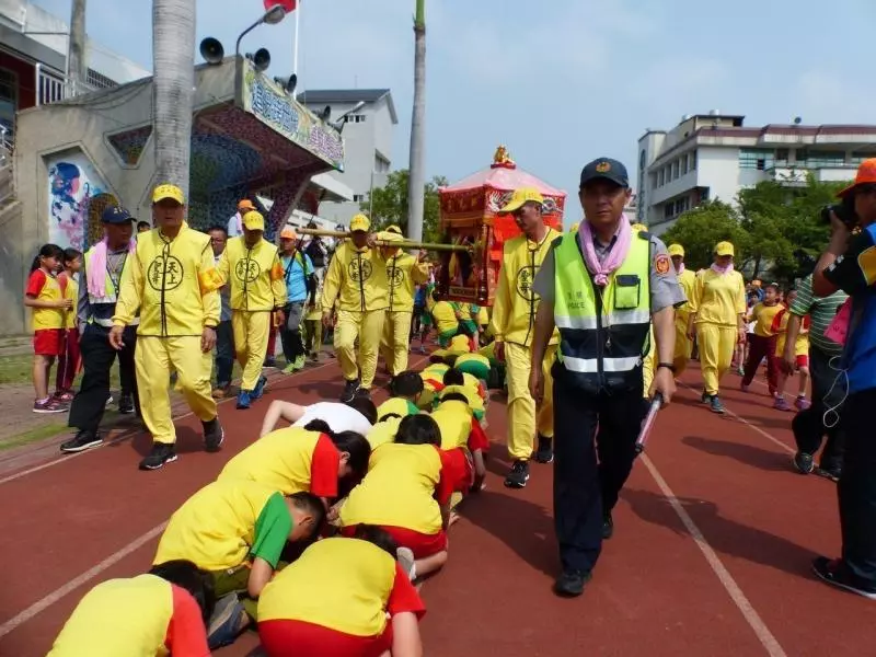 國小學生高喊「白沙屯媽祖我愛您」鑾轎秒轉身進校園 信徒曝「娘娘對囡仔超疼愛」舉動感動眾人