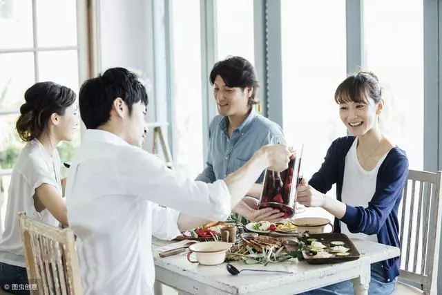 妻子查出肺癌,丈夫帶回情人逼離婚,走出民政局後丈夫昏倒在地