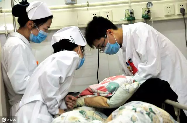 妻子查出肺癌,丈夫帶回情人逼離婚,走出民政局後丈夫昏倒在地