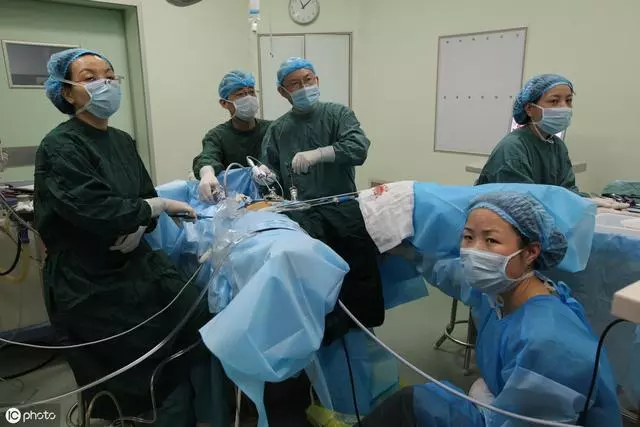 為節省5000元錢,奇葩公婆將產婦的一條性命斷送,網友:人性何在
