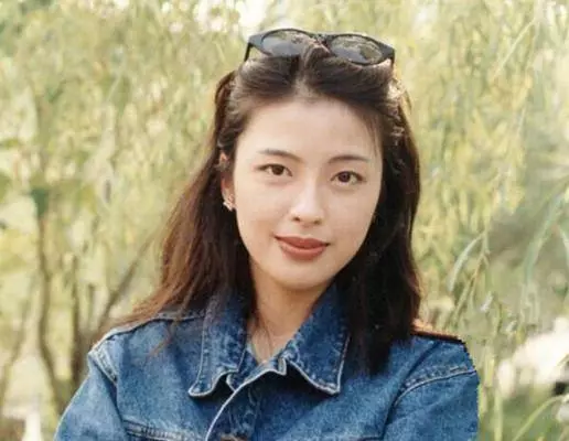 56歲歌神張學友和小四歲妻子近照,真的老了,卻坐擁16億的豪宅