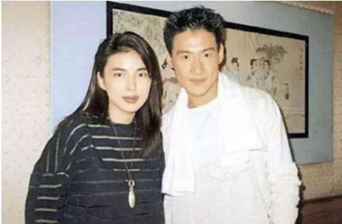 56歲歌神張學友和小四歲妻子近照,真的老了,卻坐擁16億的豪宅
