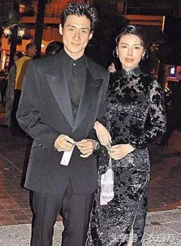 56歲歌神張學友和小四歲妻子近照,真的老了,卻坐擁16億的豪宅