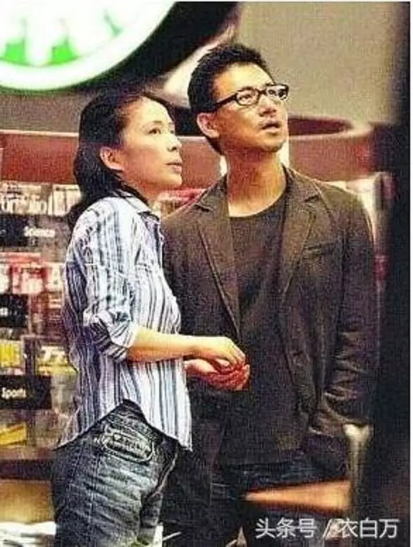 56歲歌神張學友和小四歲妻子近照,真的老了,卻坐擁16億的豪宅